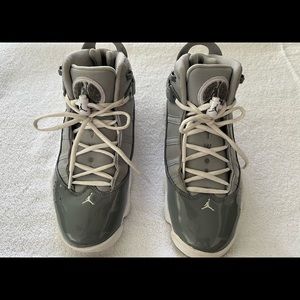 Air Jordan Mens basketball shoes. Gray size 8
